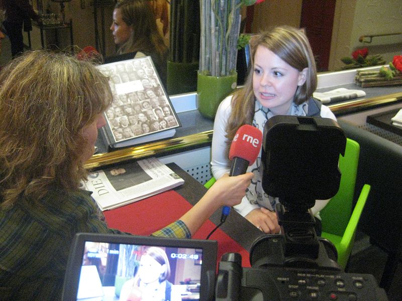 La representante de Turismo de Fribrugo Carmen Escher explica a Esther García Tierno algunas peculiaridades de la ciudad