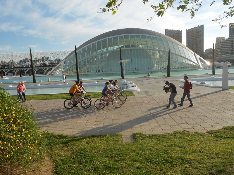 Mª Jesús paseando en bici con amigos en Valencia