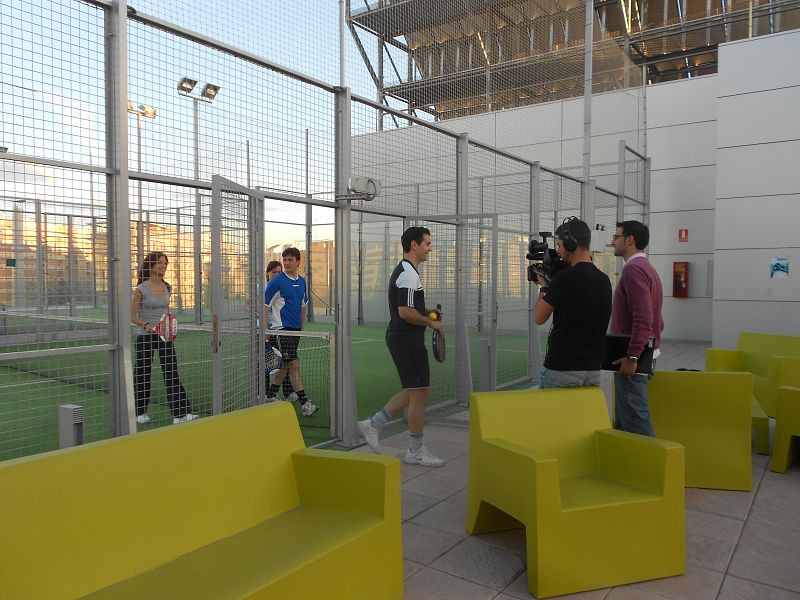 Matías jugando al pádel en Valencia