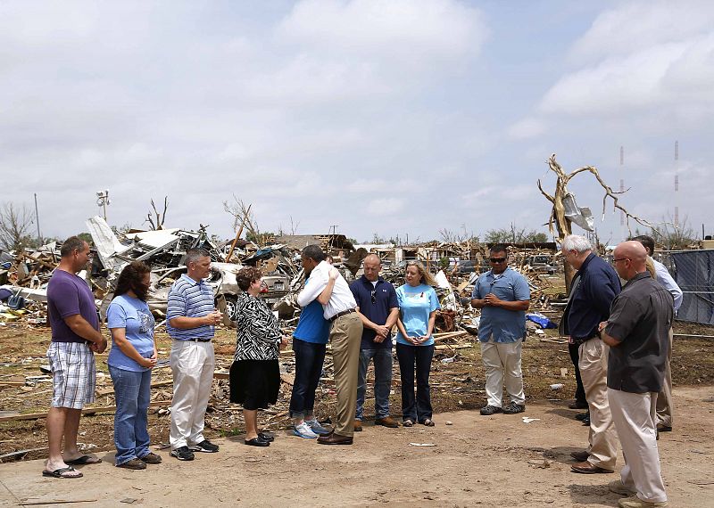 Obama hugs teachers and first responders in Moore, Oklahoma