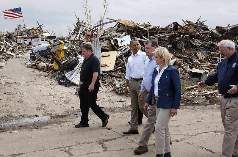 Obama walks with officials on a tour of tornado-damaged Moore, Oklahoma