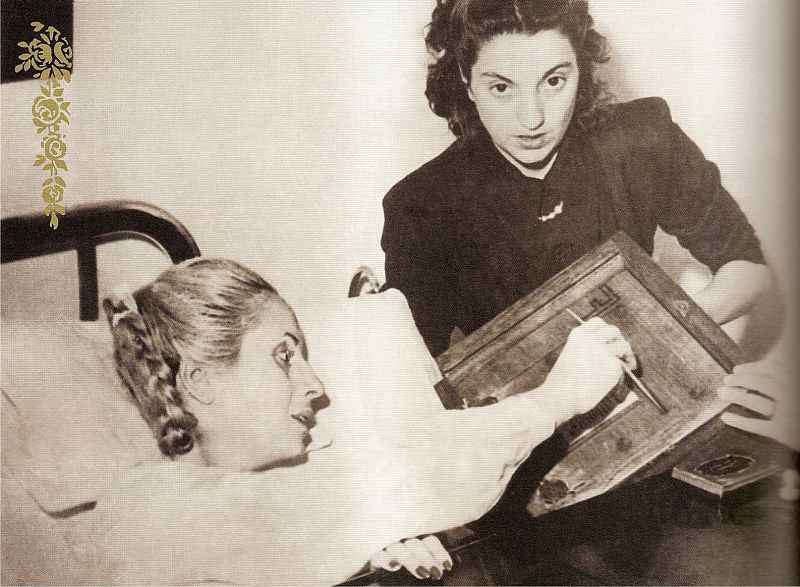Eva Perón en la cama cuando estaba enferma