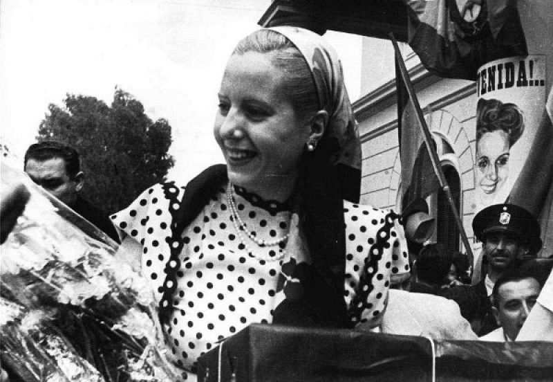Eva Perón en una visita a la Beneficiencia. Para los actos benéficos llevaba vestidos de patrón sencillo con estampados como topos o flores.