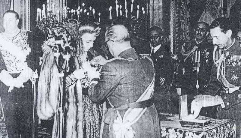 Eva Perón recibe la cruz de Isabel II