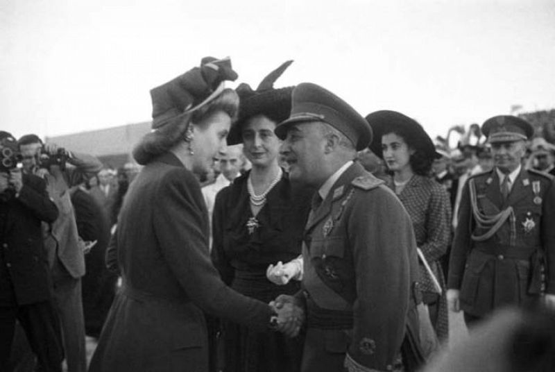 El matromonio Franco recibe en Madrid a Eva Perón.