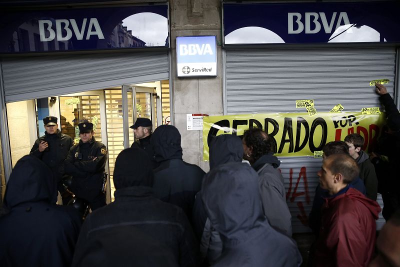 Varias personas se concentran a las puertas de una sucursal bancaria de Pamplona