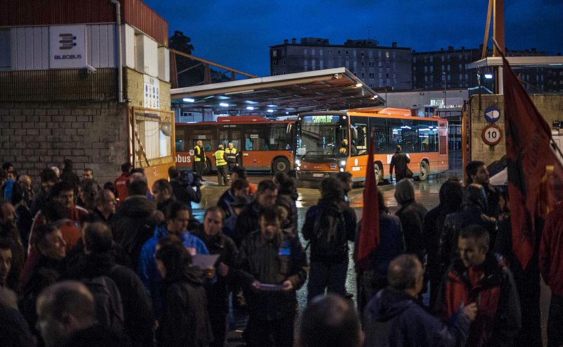 Piquetes informativos y agentes de la Ertzaintza en las cocheras de los autobuses urbanos de Bilbao