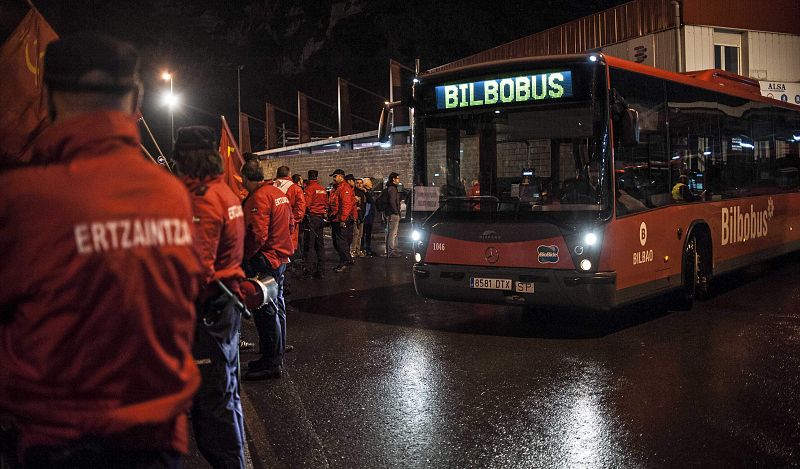 Un autobús urbano de Bilbao sale de las cocheras