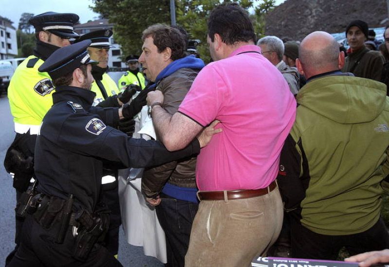 Agentes de la Policía Municipal de San Sebastián y miembros de un piquete informativo forcejean