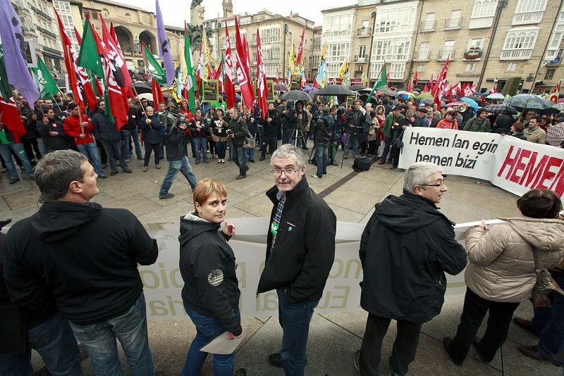 Los secretarios generales de ELA, Adolfo Muñoz, y de LAB, Ainhoa Extaide, al término de la manifestación central de Vitoria