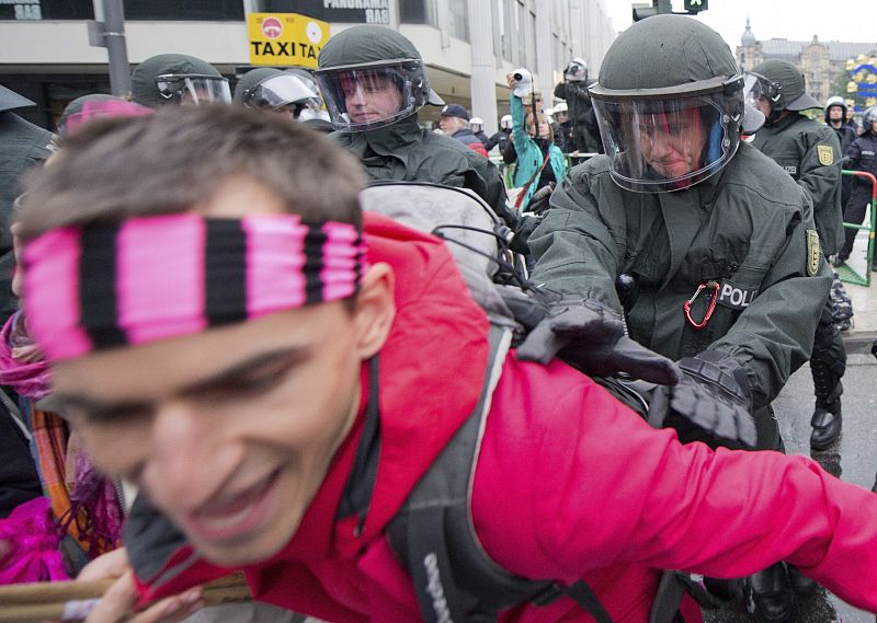 GRUPOS DE MANIFESTANTES INICIAN CONCENTRACIÓN ANTE EL BCE