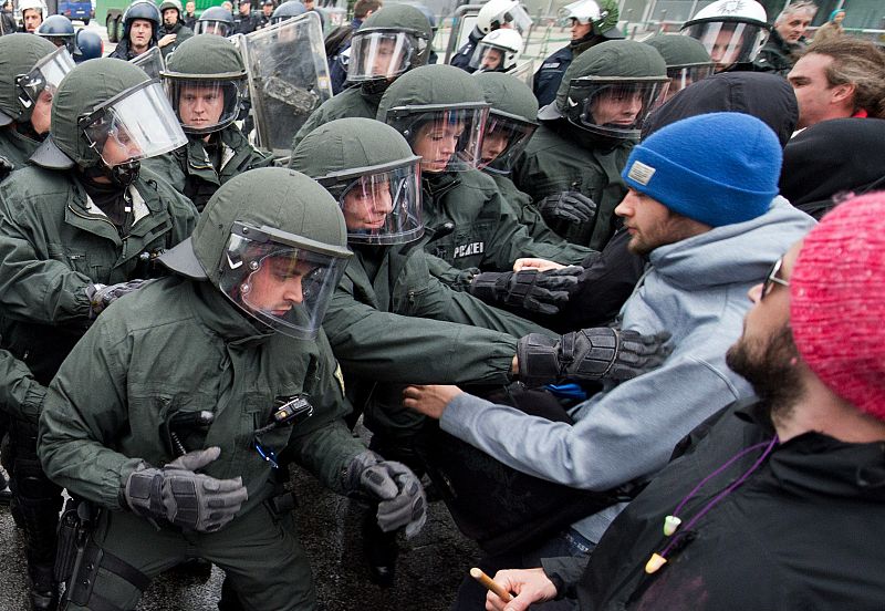 Policías antidisturbios frenan a los manifestantes ante el BCE