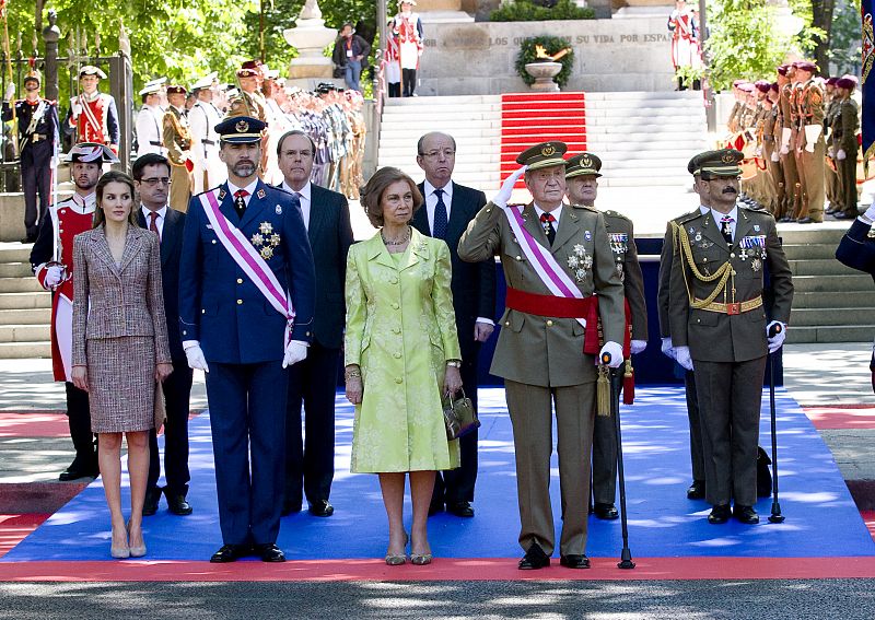 Los reyes y los príncipes han sido recibidos con aplausos en la madrileña Plaza de la Lealtad.