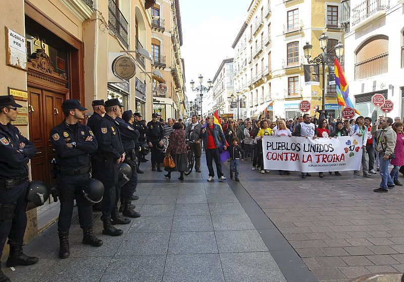 MÁS DE UN MILLAR DE PERSONAS SE MANIFIESTAN EN ZARAGOZA CONTRA LA "TROIKA"