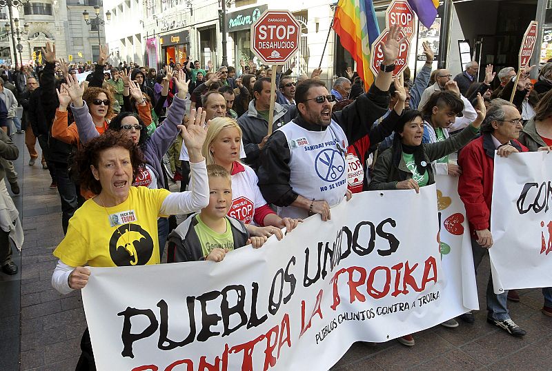 MÁS DE UN MILLAR DE PERSONAS SE MANIFIESTAN EN ZARAGOZA CONTRA LA "TROIKA"