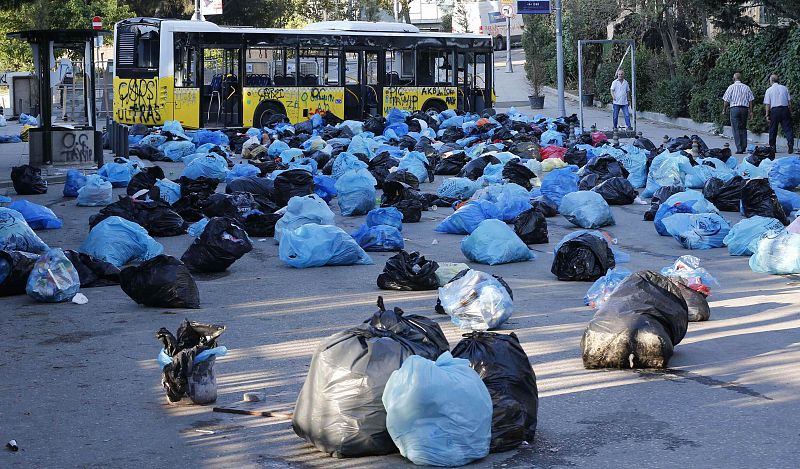 Barricada en forma de bolsas de basura tras un autobús incendiado en el centro de Estambul.