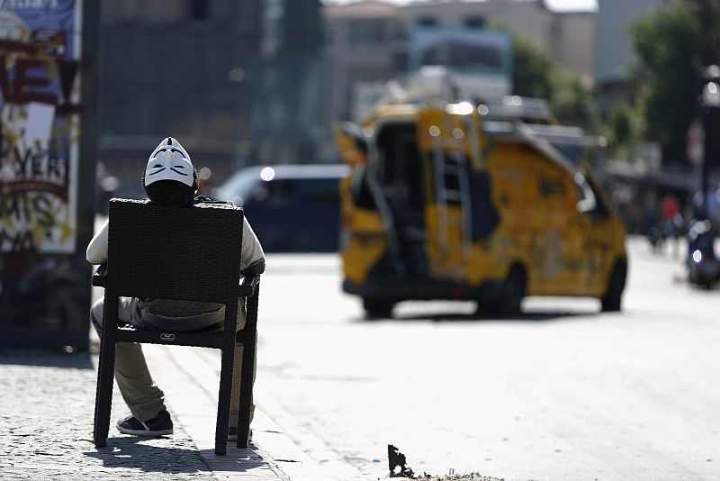 Un manifestante descansa en la plaza Taksim con una máscara de Guy Fawkes, popularizada por el grupo Anonymous.