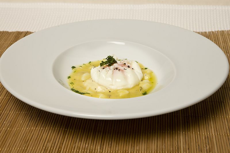 Huevo escalfado con bacalao al pil pil