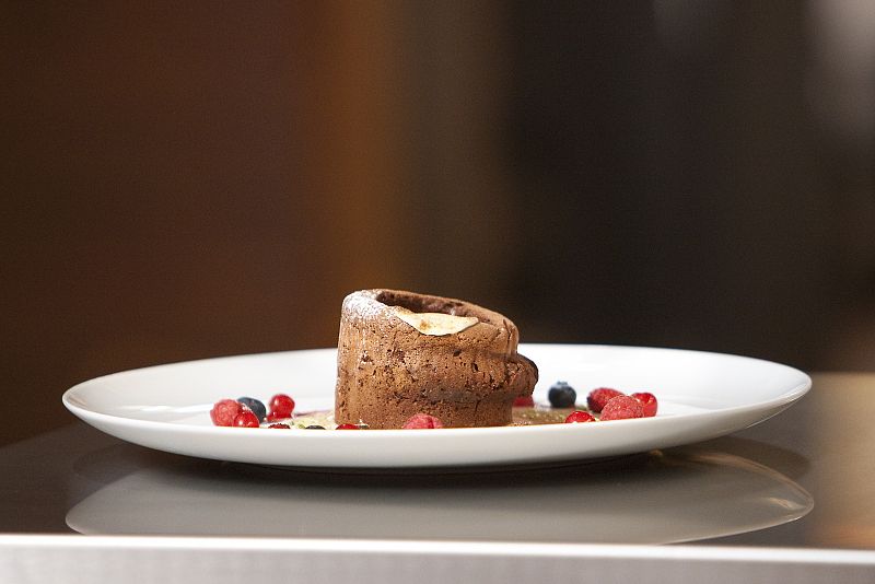 MasterChef - Volcán de chocolate con coulis de frutos rojos y puré de ron con pasas