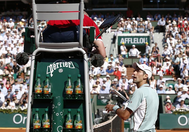 El serbio Novak Djokovic en uno de los descansos del partido de semifinal del Roland Garros contra Rafa Nadal