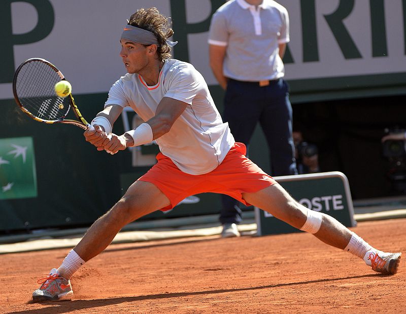 Rafa Nadal devuelve la pelota a Djokovic en el partido de semifinal de Roland Garros