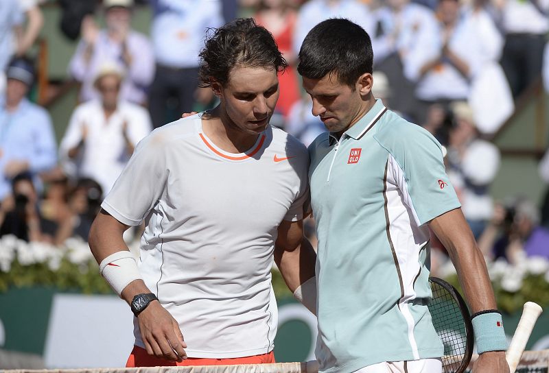 Novak Djokovic se saludan tras el partido de semifinales de Roland Garros