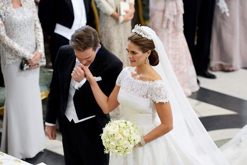 Chris O'Neill besa la mano de su esposa, la princesa Magdalena.