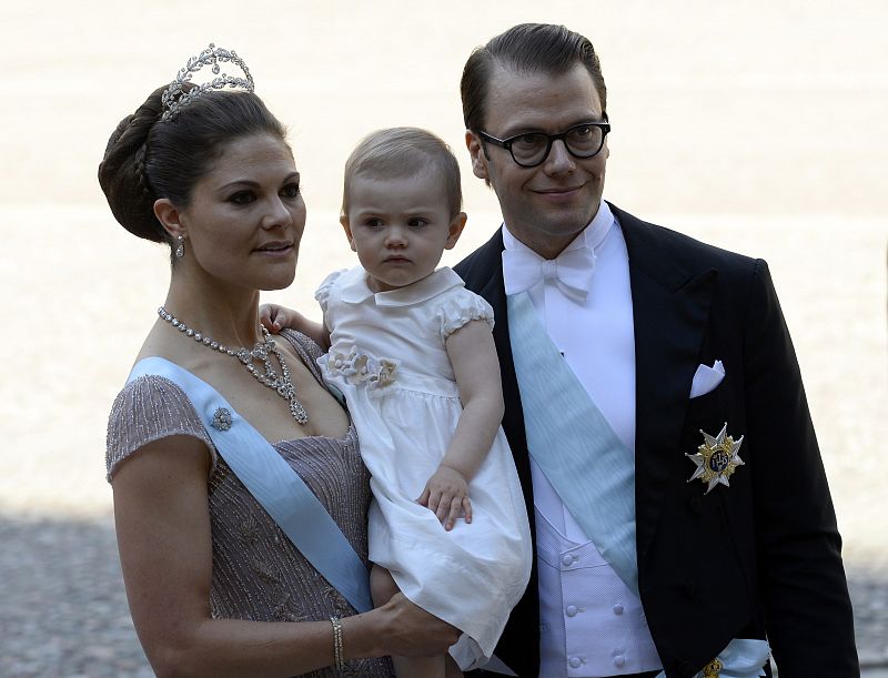 La princesa Victoria de Suecia junto a su marido y su hija.