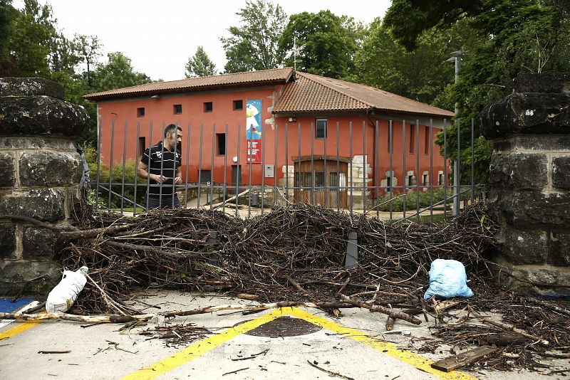 Un hombre observa los daños tras la crecida del río