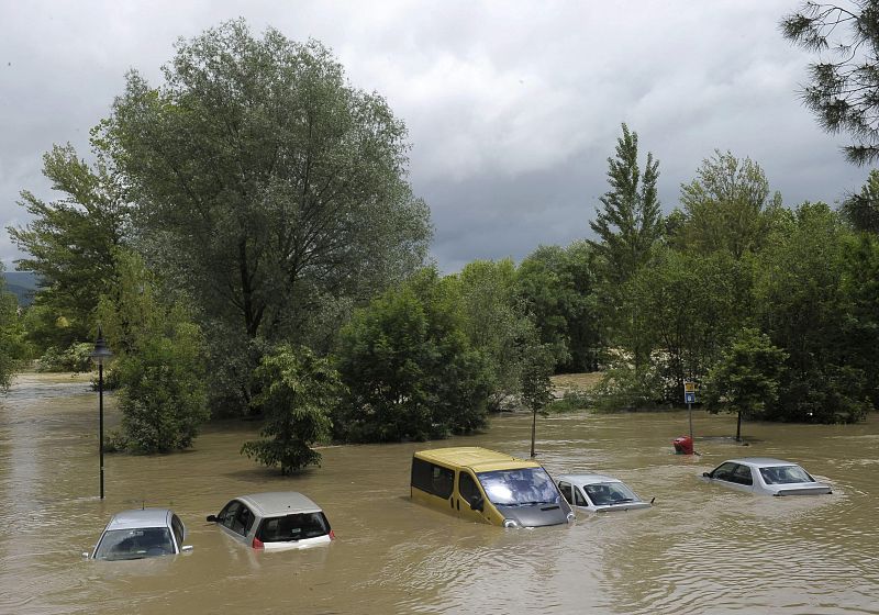 Cinco coches quedan inundados en la zona del Club Natación de Pamplona