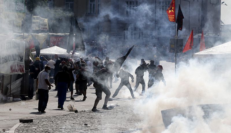 LA POLICÍA CONTROLA LA PLAZA DE TAKSIM DE ESTAMBUL, TRAS ENTRAR A LA FUERZA