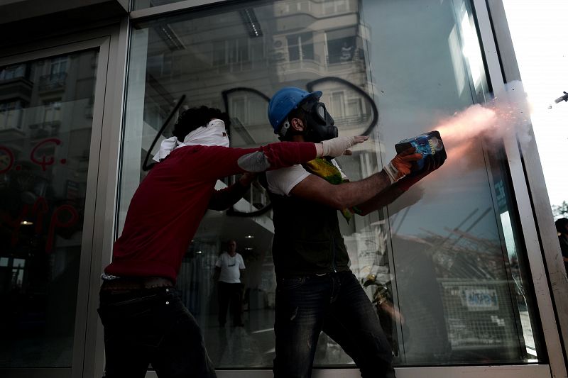 Policías antidisturbios usan gas lacrimógeno para desalojar a los manifestantes de la plaza Taksim en Estambul (Turquía) este martes.