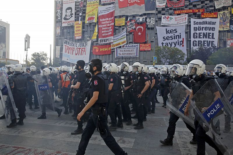 Policías antidisturbios usan gas lacrimógeno para desalojar a los manifestantes de la plaza Taksim en Estambul (Turquía) este martes.