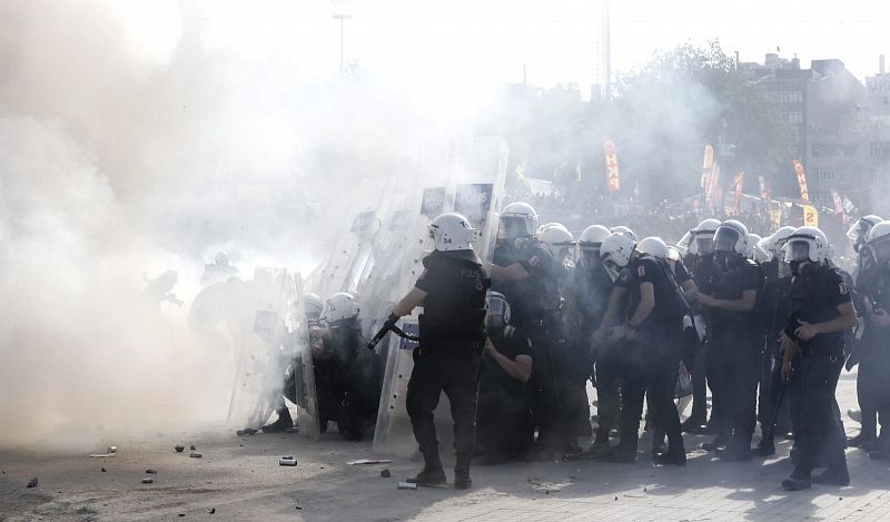 LA POLICÍA CONTROLA LA PLAZA DE TAKSIM DE ESTAMBUL, TRAS ENTRAR A LA FUERZA