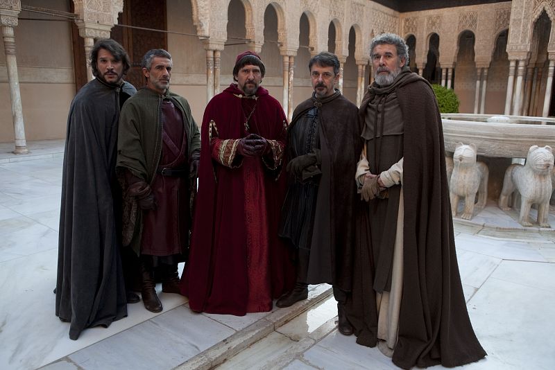 De iquierda a derecha: Sergio Peris-Mencheta (Gonzalo Fernández de Córdoba), Jordi Díaz (Andrés Cabrera), Andrés Herrera (Cardenal Mendoza), Pere Ponce (Gutiérrez de Cárdenas) y Lluis Soler (fray Hernando de Talavera)