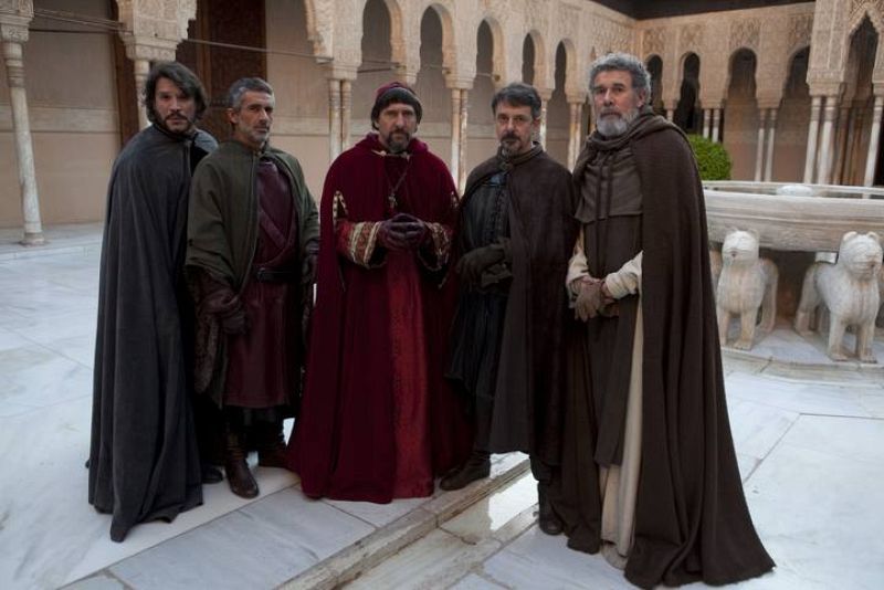 De iquierda a derecha: Sergio Peris-Mencheta (Gonzalo Fernández de Córdoba), Jordi Díaz (Andrés Cabrera), Andrés Herrera (Cardenal Mendoza), Pere Ponce (Gutiérrez de Cárdenas) y Lluis Soler (fray Hernando de Talavera)