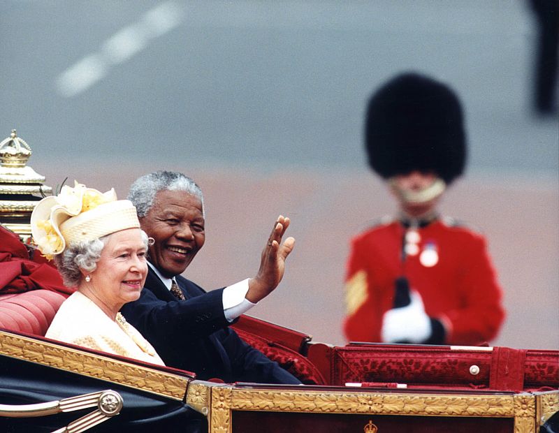 La reina junto al entonces presidente sudafricano, Nelson Mandela, durante su visita a Londres en 1996