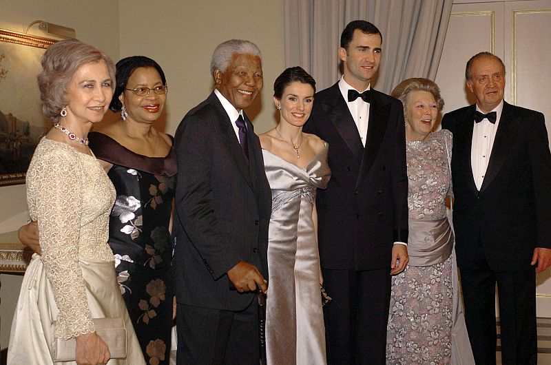 Los Reyes, el Príncipe de Asturias y su prometida Letizia Ortiz, posan junto a Mandela y su esposa Graca Machel, y la reina Beatriz de Holanda