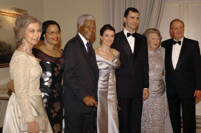 Los Reyes, el Príncipe de Asturias y su prometida Letizia Ortiz, posan junto a Mandela y su esposa Graca Machel, y la reina Beatriz de Holanda