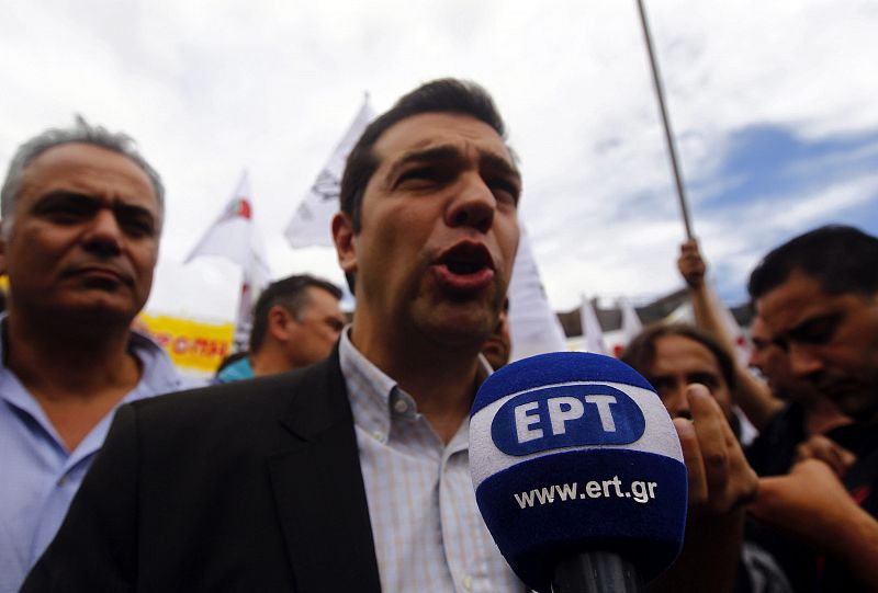 El líder del partido opositor Syriza, Alexis Tsipras, atiende a una periodista de la radiotelevisión pública ERT