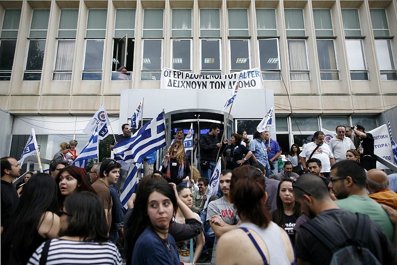 Decenas de manifestantes protestan y muestran banderas a las puertas de la sede central de la radiotelevisión pública griega