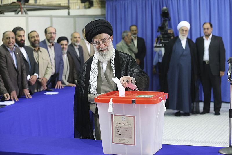 El líder supremo iraní, Alí Jamenei, vota en su oficina