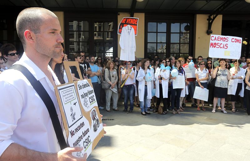 Concentración por la ciencia en la Estación del Norte de Valencia
