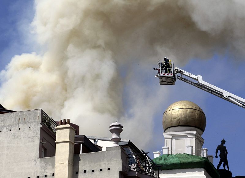 Los bomberos trabajan en la extinción de un incendio ocurrido en el teatro Alcázar de Madrid