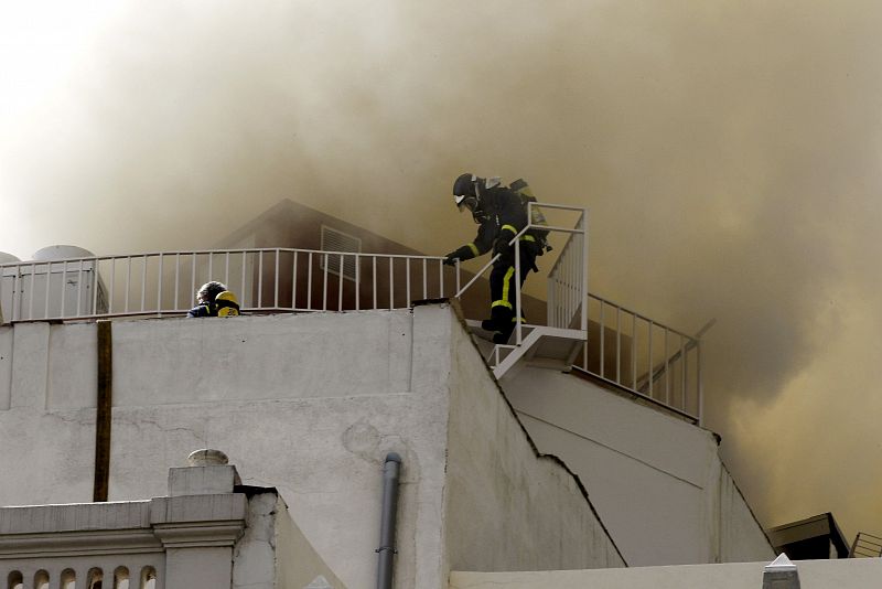 OCHO DOTACIONES DE BOMBEROS TRATAN DE EXTINGUIR INCENDIO EN EL TEATRO ALCÁZAR