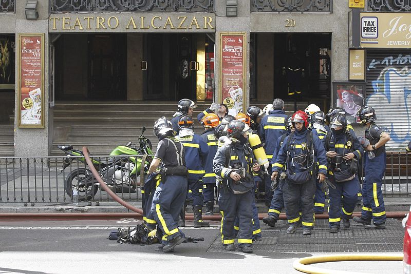 OCHO DOTACIONES DE BOMBEROS TRATAN DE EXTINGUIR INCENDIO EN EL TEATRO ALCÁZAR