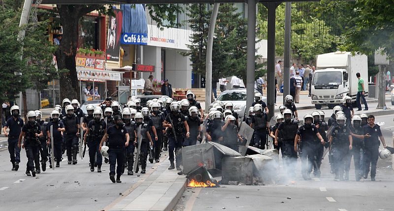 Ankara, contenedores de basura ardiendo