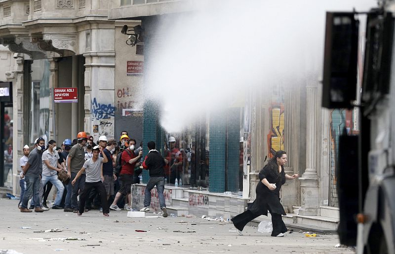 Policía antidisturbios impide la manifestación en la plaza Tadsim de Estambul