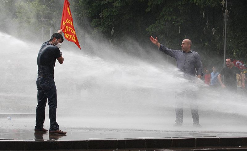 La policía antidisturbios reprimiò con cañones de agua a los manifestantes en Ankara