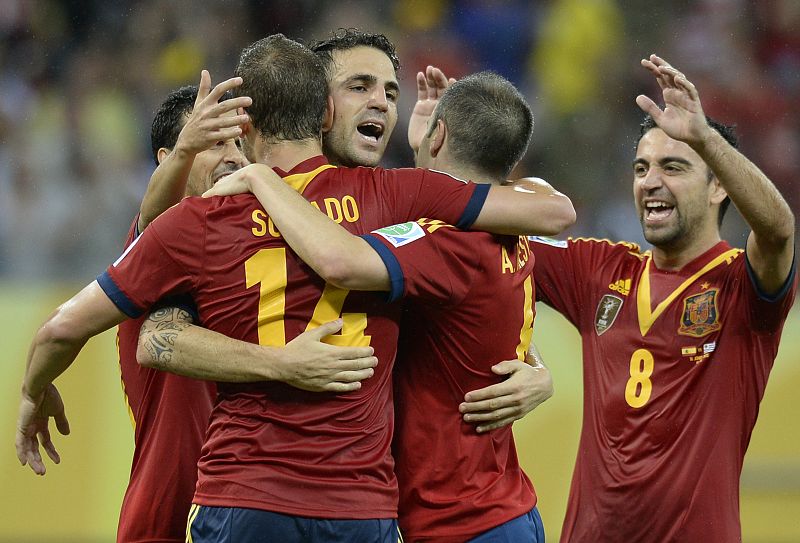 Los jugadores de la selección española celebran abrazados el gol de Soldado (2-0) contra Uruguay